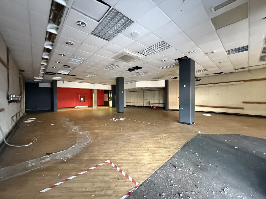 Lot: 29 - SUBSTANTIAL CITY CENTRE FREEHOLD COMMERCIAL BUILDING WITH INCOME AND ASSET MANAGEMENT POTENTIAL - Ground floor shop space